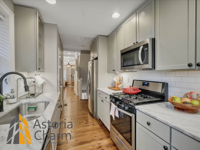 Building Photo - Classic Brick Rowhome with Rooftop Views
