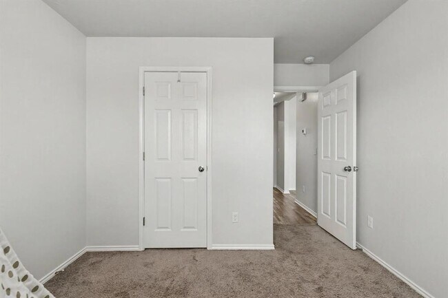 Building Photo - 1007 N Deer Ct Way
