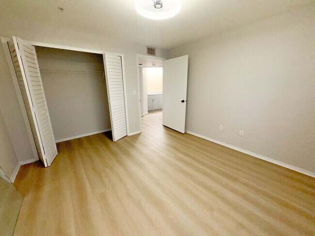Building Photo - NEW-Remodeled bathroom & kitchen! NEW VINYL PLANK flooring & fresh paint! 2 bedroom 1 bath condo ...