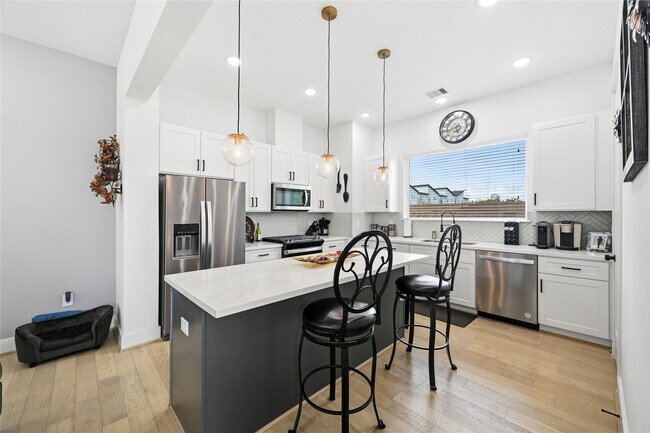 Building Photo - 2502 Tuam St