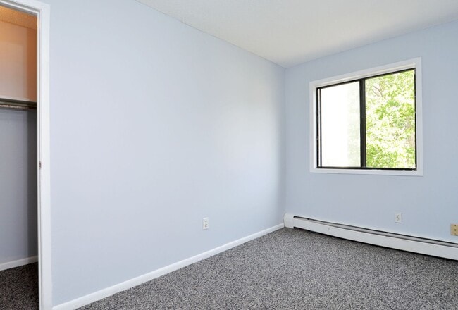Building Photo - Spacious 2 Bed/1 Bath Condo in Brooklyn Park - Available NOW!