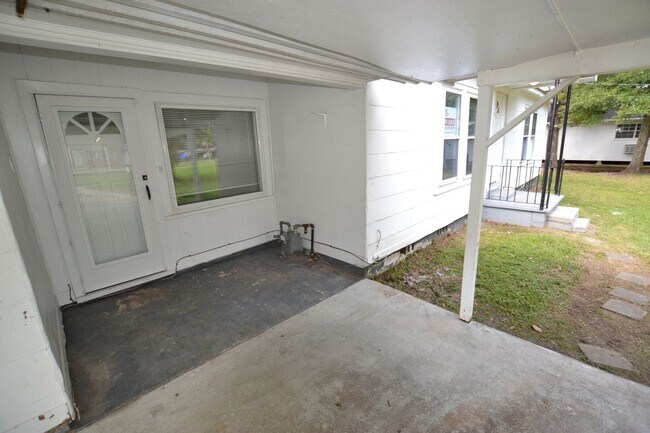 Building Photo - Updated, 3 bedroom, 2 bath home on treed lot in coveted Brownsfield Community