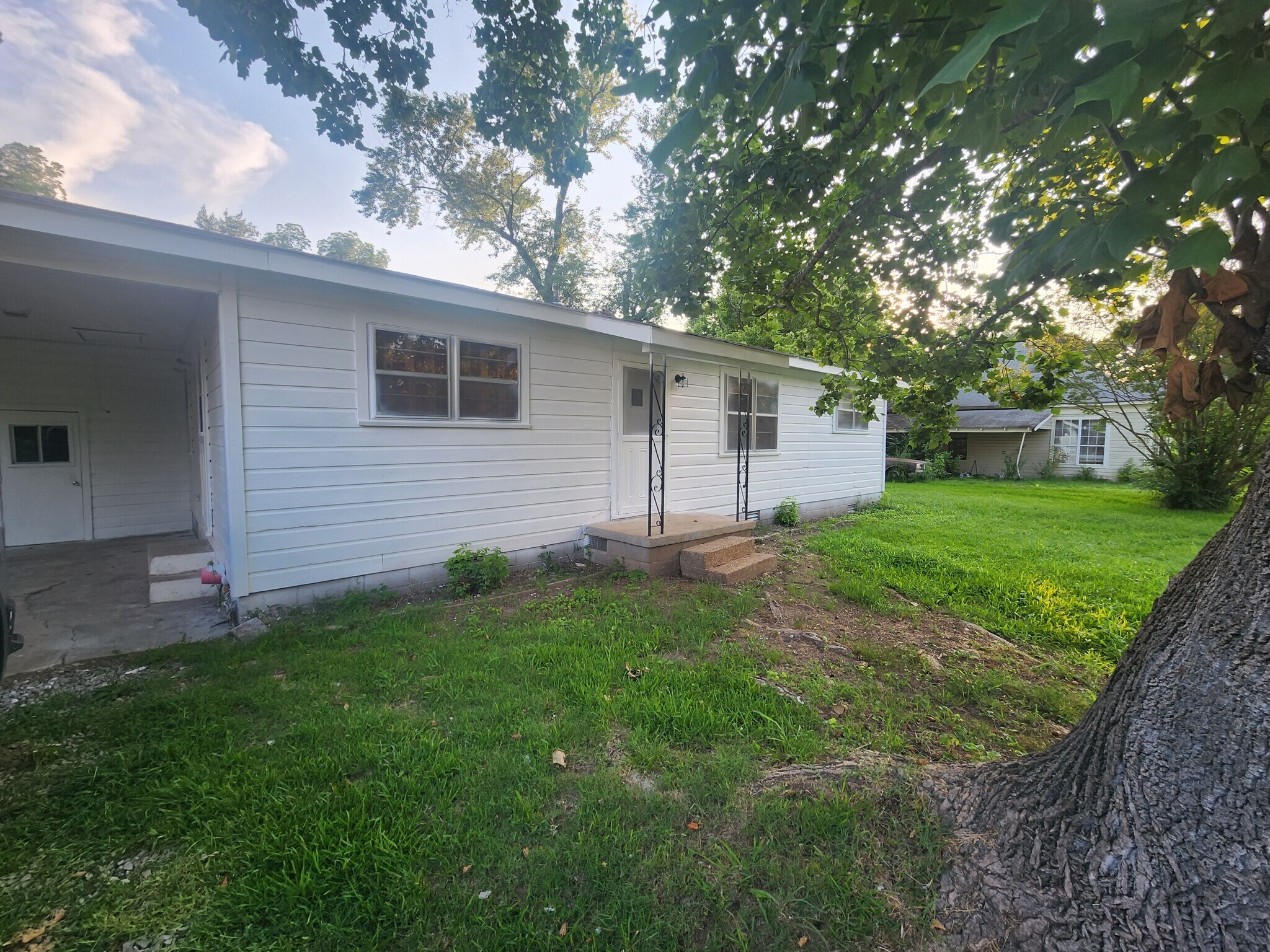 Building Photo - 104 W Searcy St