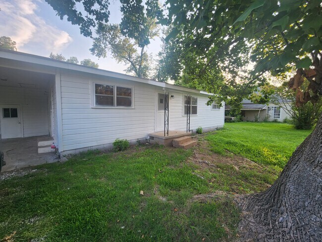 Building Photo - 104 W Searcy St