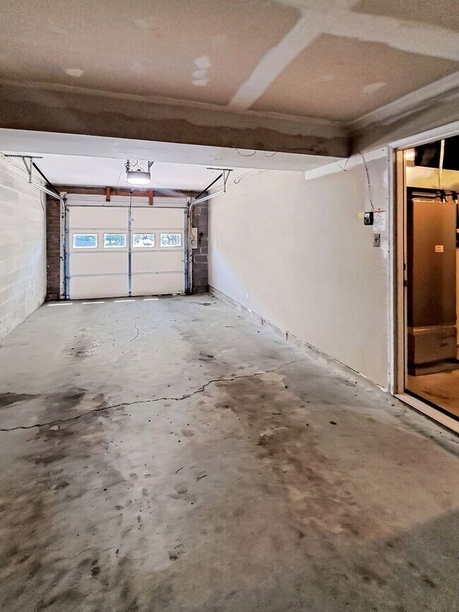 Building Photo - Coming Soon! Attractive Mid Century Modern...