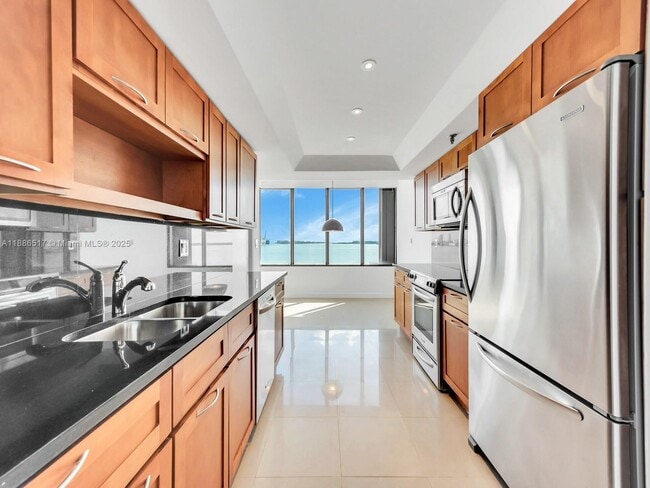 Building Photo - 520 Brickell Key Dr