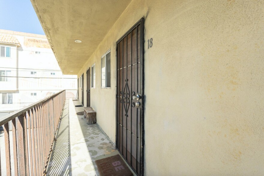 Building Photo - 1313 Ocean Front Walk