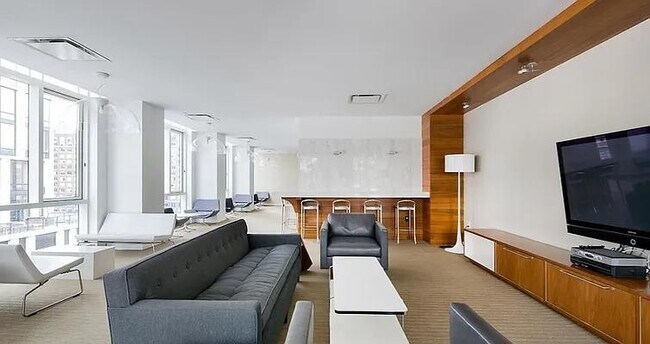 Building Photo - 200 Chambers St