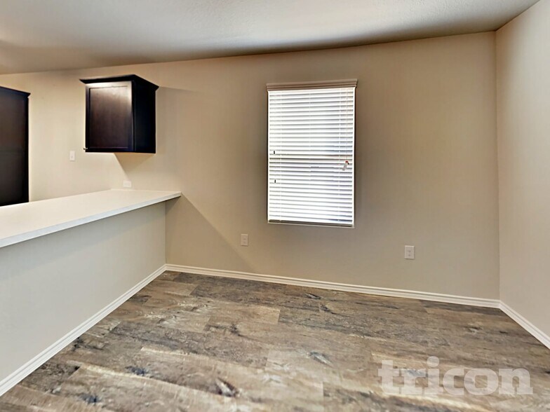 Building Photo - 5202 Everett Loop