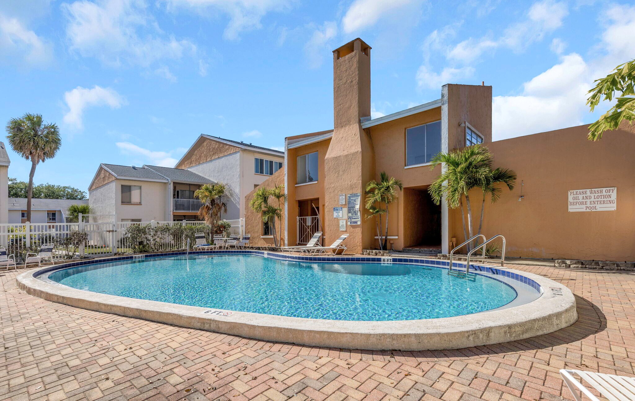 Building Photo - 621 99th Ave N