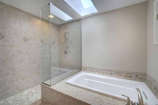 Building Photo - 5bd/3.5ba Bellevue House