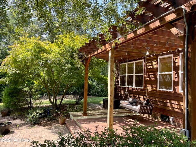 Building Photo - 245 Lakeside Dr