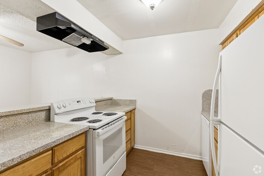 2BR, 1.5BA - 1,100SF - Kitchen - Double Tree Apartments
