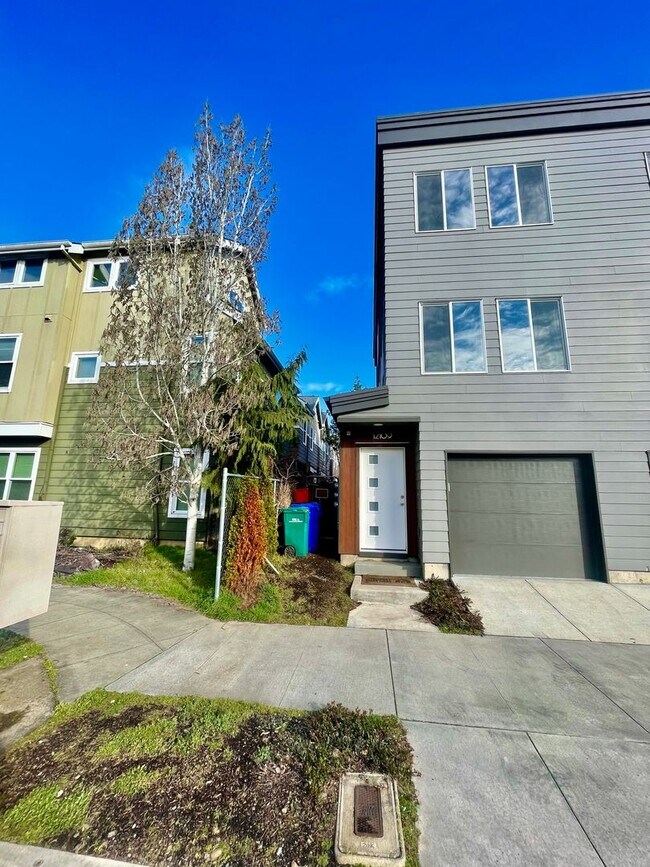 Building Photo - Spacious 2BD + Bonus Room Condo in Powellh...