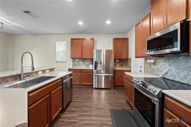 Building Photo - 220 Hinge Creek