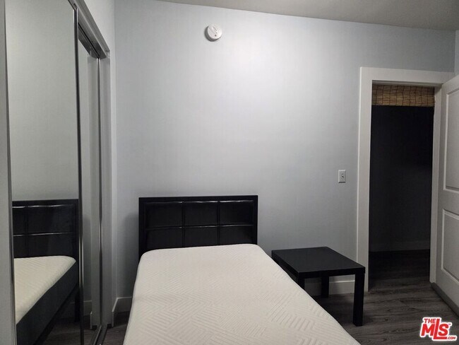 Building Photo - 417 S Wilton Pl