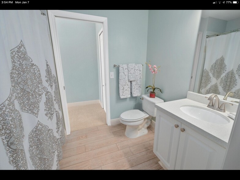2nd bathroom with tub/shower - 11041 Legacy Blvd