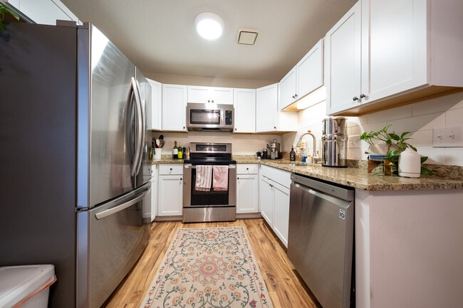 Building Photo - 1637 Christie Pl