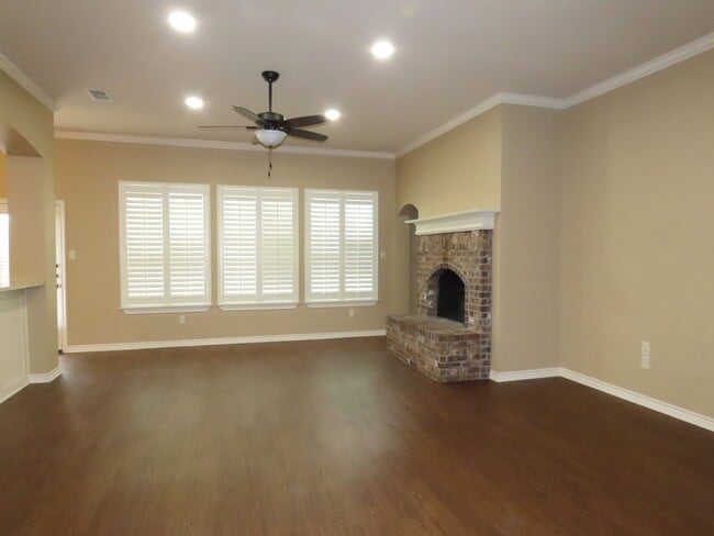 Building Photo - Lindale, Gorgeous 4 Bedroom, 2 Bath Home!