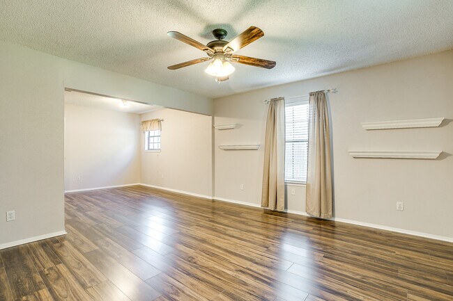 Building Photo - 1104 Sproles Dr