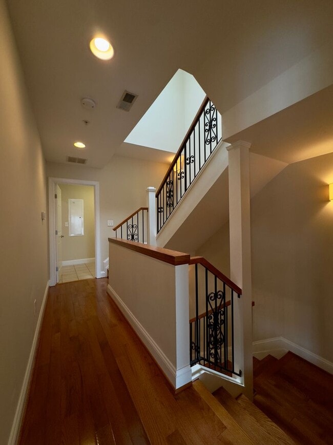 Building Photo - 902 S Linwood Ave