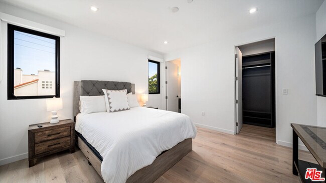 Building Photo - 2435 Penmar Ave