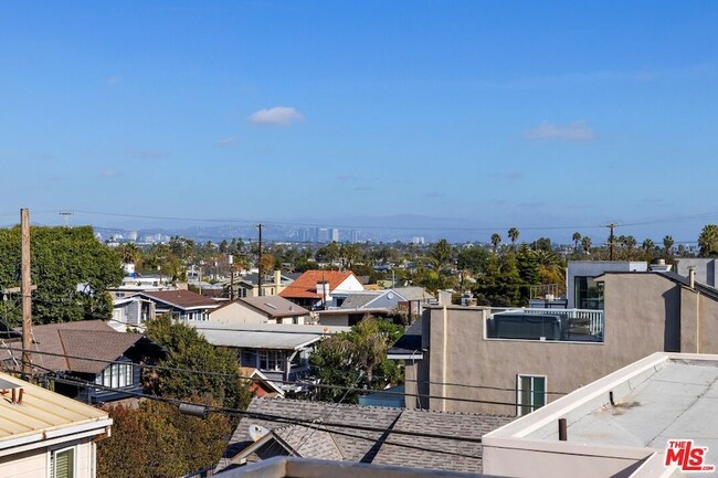 Building Photo - 3007 Ocean Front Walk