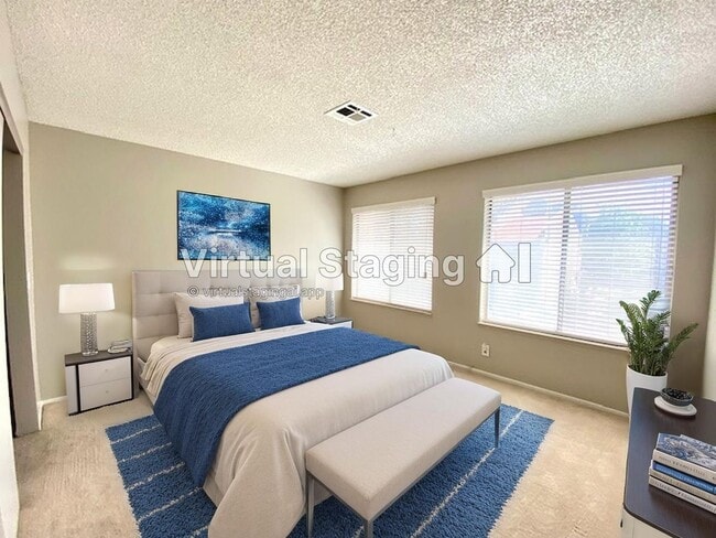 Building Photo - Renovated townhome features 2 Beds and 1.5...