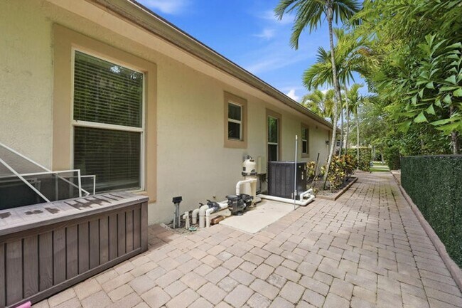 Building Photo - 851 Edgebrook Ln
