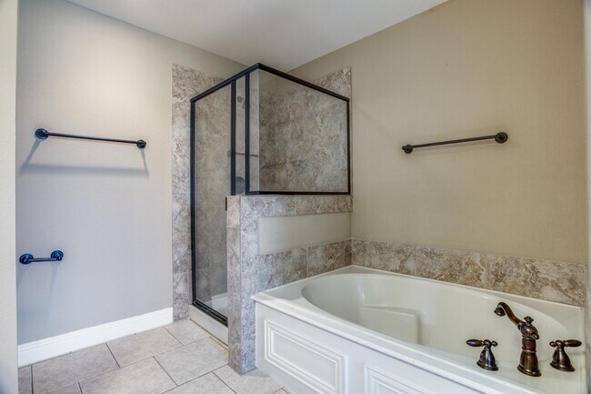 Building Photo - Bright Corner 3-Bed with Garage & In-Unit Laundry in Prime Dallas Location