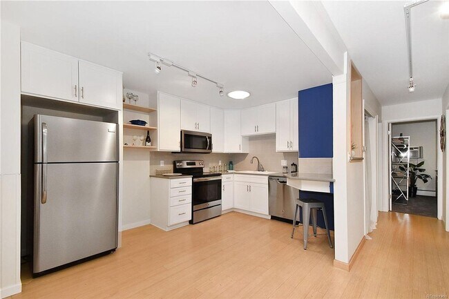 Building Photo - HIGHLY DESIRABLE West Pearl 2 Bed 1 Bath Top Floor Condo-Available August 5th!