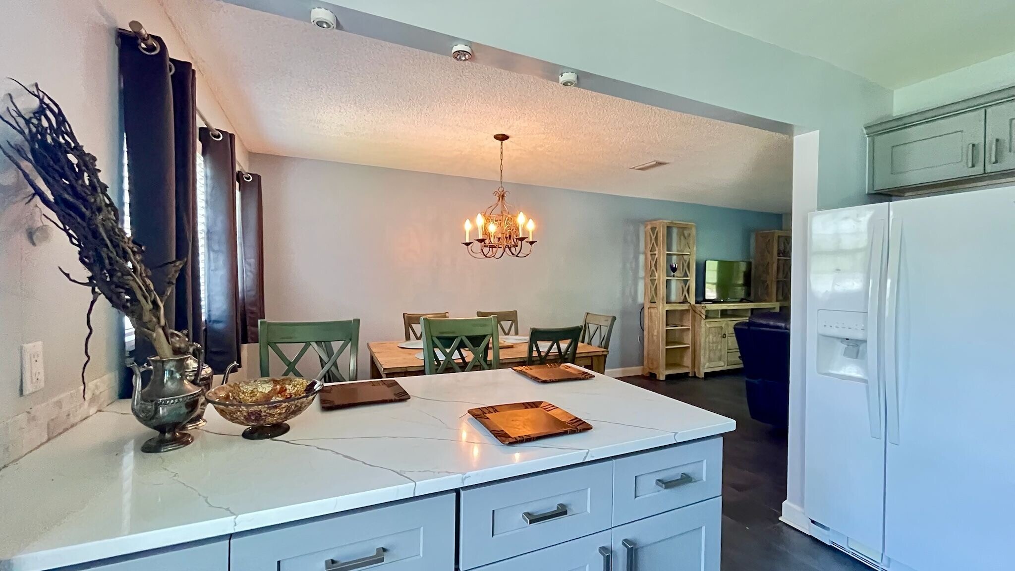 Dining area - 2025 S Ocean Dr