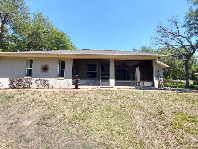 Building Photo - Beautiful 3/2/2 on 1/3 of an acre