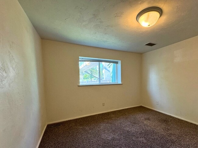Building Photo - (HAR) South Eugene 4 bedroom/2 bath Home