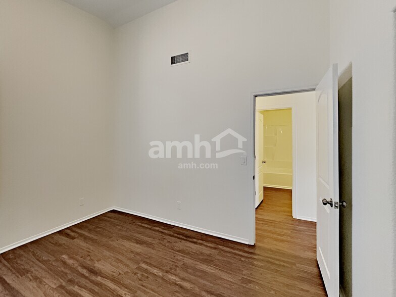 Building Photo - 4284 W Veranda St