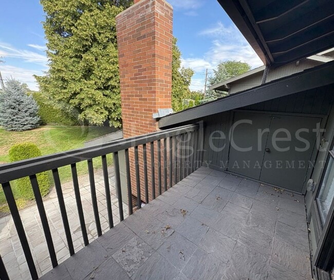 Building Photo - Three Bedroom Townhome Near Country Club G...