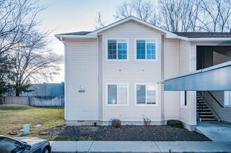 Building Photo - Remodeled 2 Bed 1 Bath! Close to freeway, ...