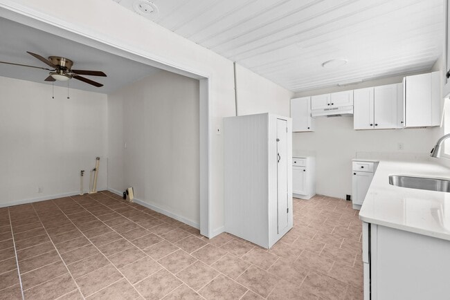 Building Photo - Charming 4 Bedroom 2 Bathroom Home