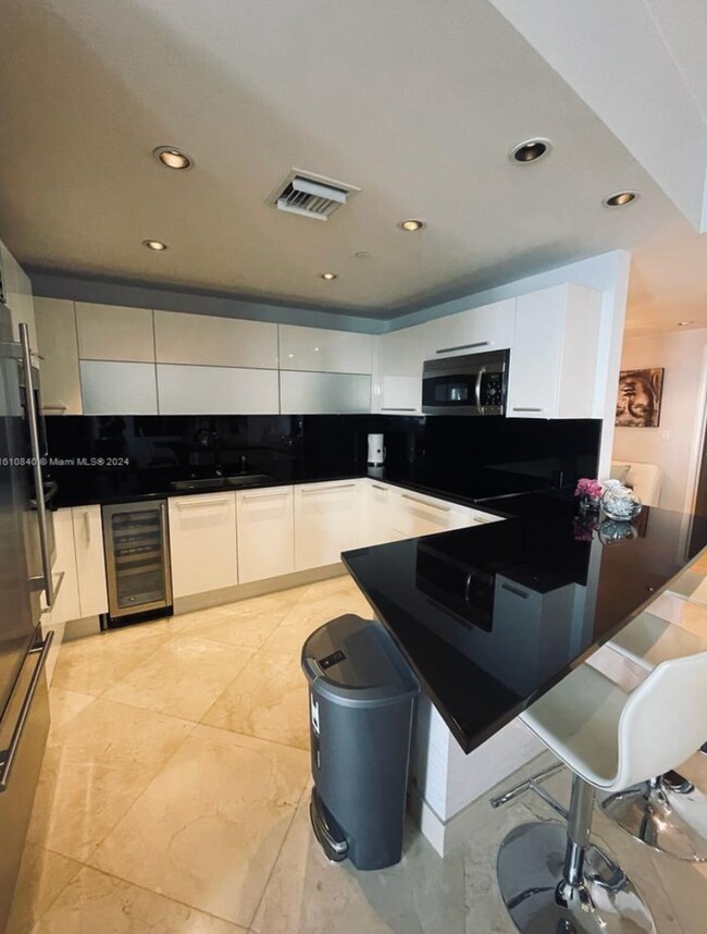 Building Photo - Breathtaking views from this fully furnish...
