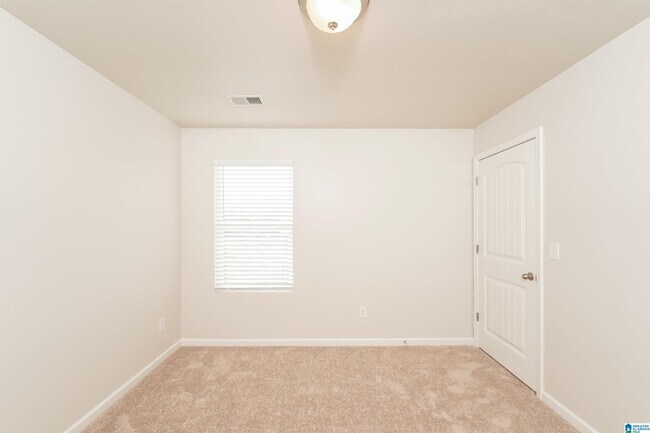 Building Photo - 560 Reading Ln