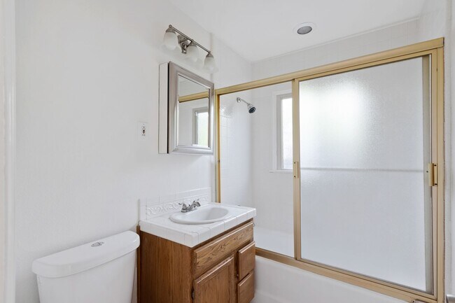 Building Photo - Spacious 4 BR 3 BA Home in Prime West L.A.
