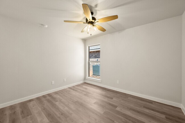 Building Photo - 4 Bedroom Rental Available July 7th in Lub...