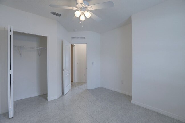 Building Photo - 406 Easy St