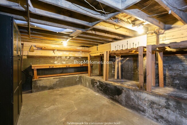 Building Photo - Classic Two Bedroom Bungalow In The Heart Of Sellwood!