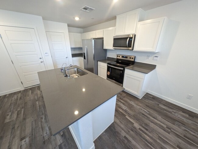 Building Photo - 484 Golden Myna Ave