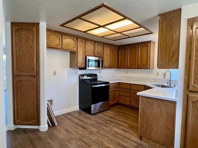 Building Photo - Charming 3 Bedroom 2 Bath Home in Elk Grov...