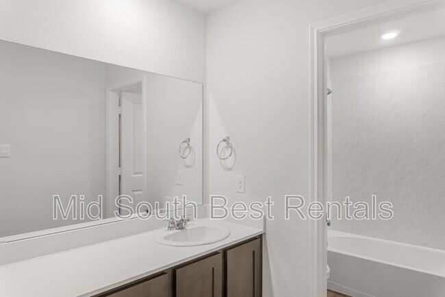 Building Photo - 7015 Vining Dr