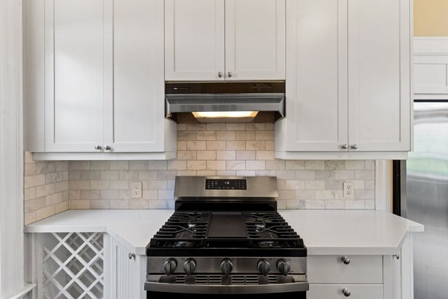 Building Photo - 2 Bed, 2 Bath Victorian Style Condo with M...