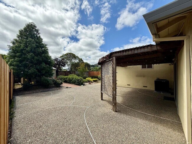 Building Photo - THREE BED / TWO BATH SINGLE LEVEL TERRA LINDA HOME WITH FAMILY ROOM AND A/C