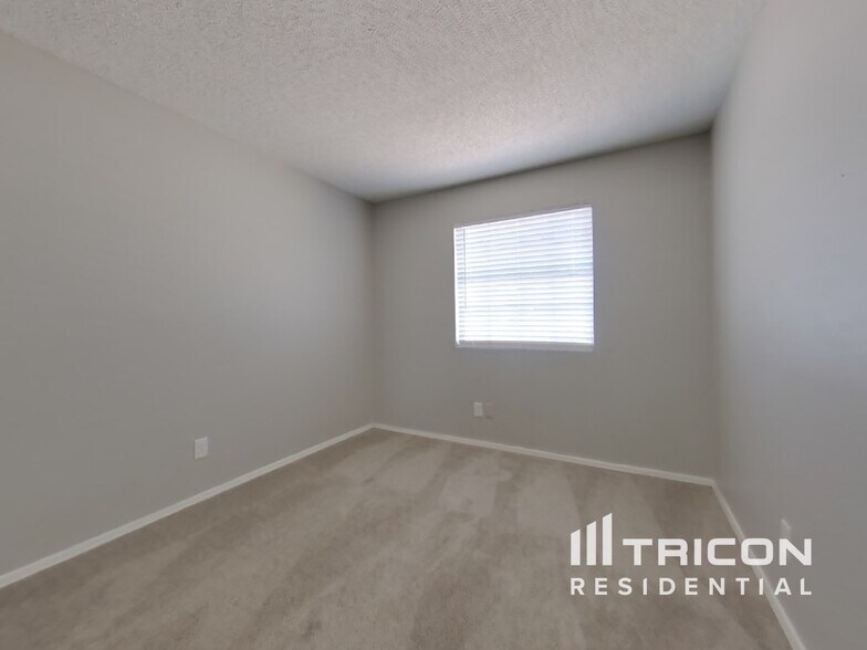 Building Photo - 8931 W Cinnabar Ave